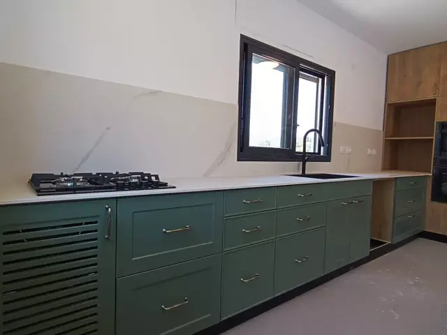 מטבח בעיצוב וייצור איפאה נגרים — פרויקט מטבח כפרי בבית פרטי