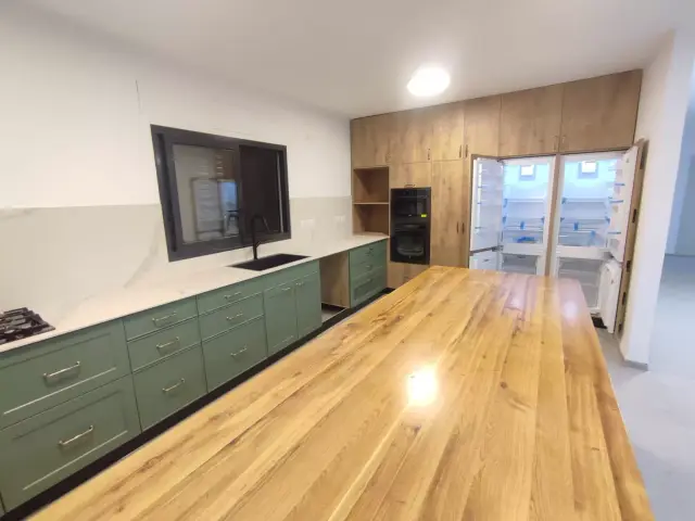מטבח בעיצוב וייצור איפאה נגרים — פרויקט מטבח כפרי בבית פרטי