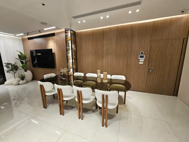 חיפוי קיר מעץ בעבודת איפאה נגרים — פרויקט חיפוי קיר פורניר בדירת יוקרה
