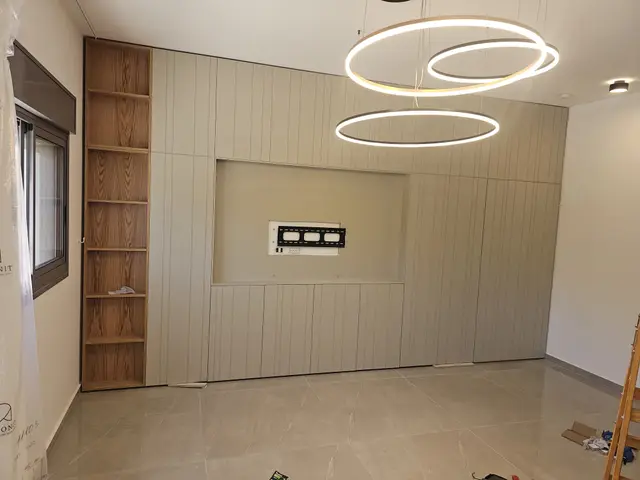 תאורה נסתרת ומשולבת בנגרות: איך יוצרים אור חם ומדויק