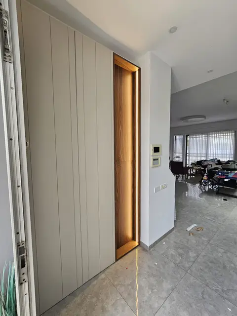 חיפוי קיר מעץ בעבודת איפאה נגרים